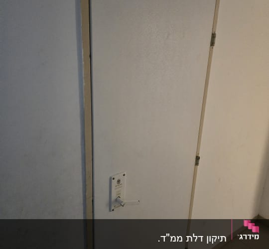 דלת עם מנעול ידית מתכתית